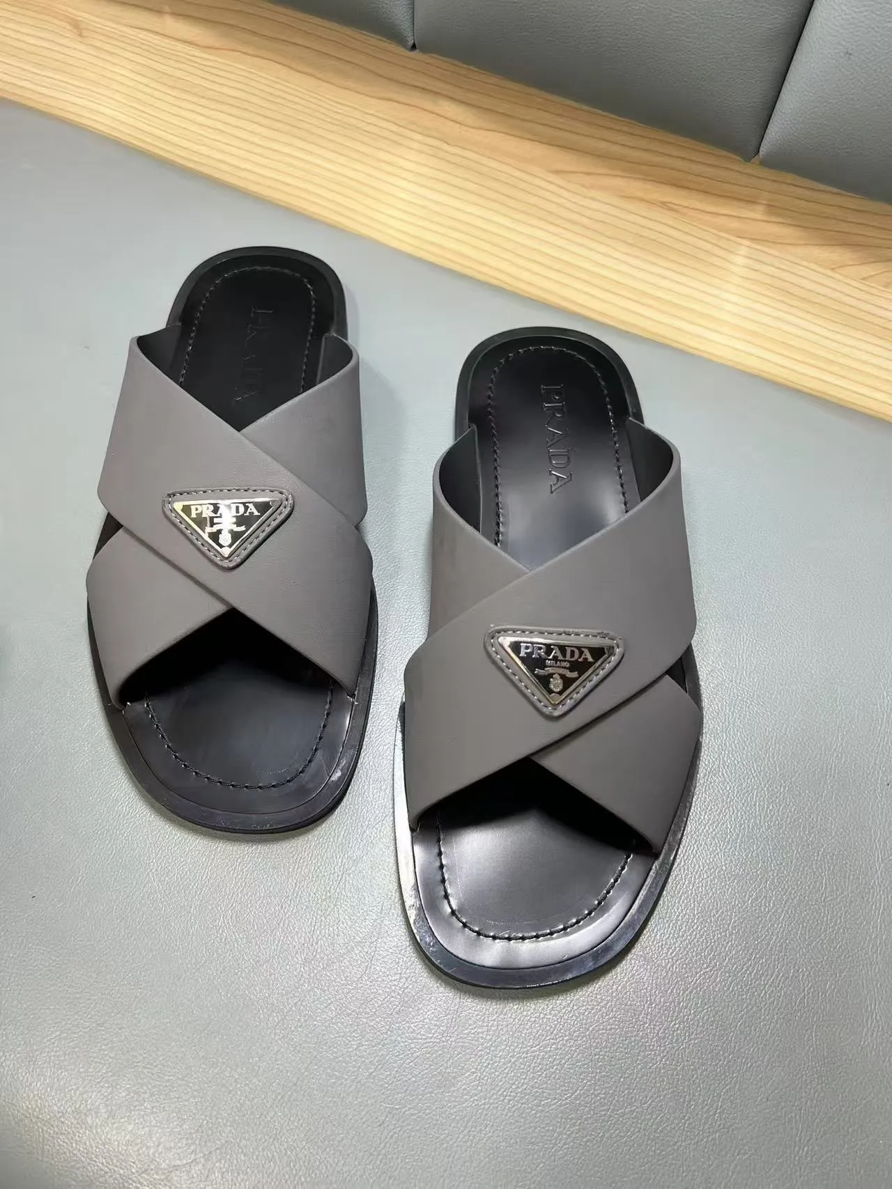340💰PRADA Prada’s latest slippers are synchronized with the official website. This slipper is made of the brand’s unique and iconic Saffiano leather. The brand logo jumps out from the double straps, and the brand style is clearly visible. Cowhide gives men elegant charm and functional design, making it an ideal choice for vacation and leisure. Size:38-45